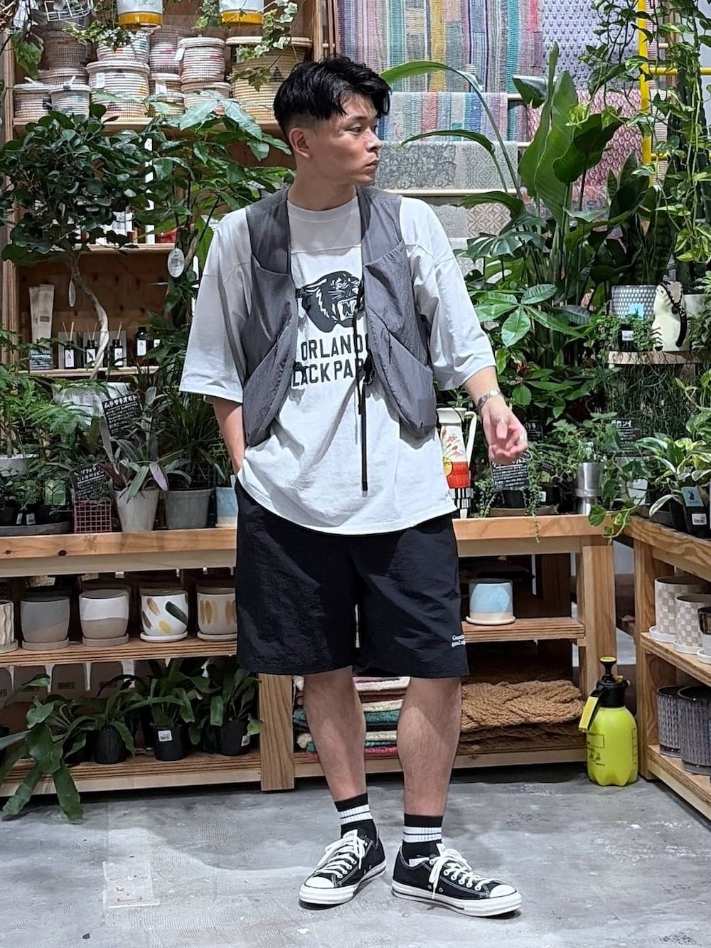グレー系のTシャツ/カットソー、ブラック系のスニーカー、ブラック系のその他パンツを着用したメンズの夏コーディネートの6枚目の写真