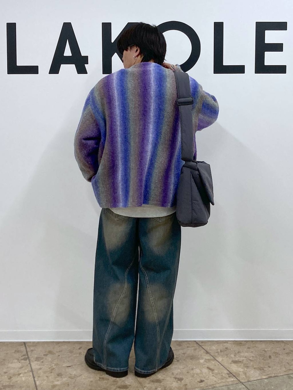 ブルー系のデニムパンツ、パープル系のカーディガン/ボレロ、グレー系のスウェットを着用したメンズの冬コーディネートの2枚目の写真