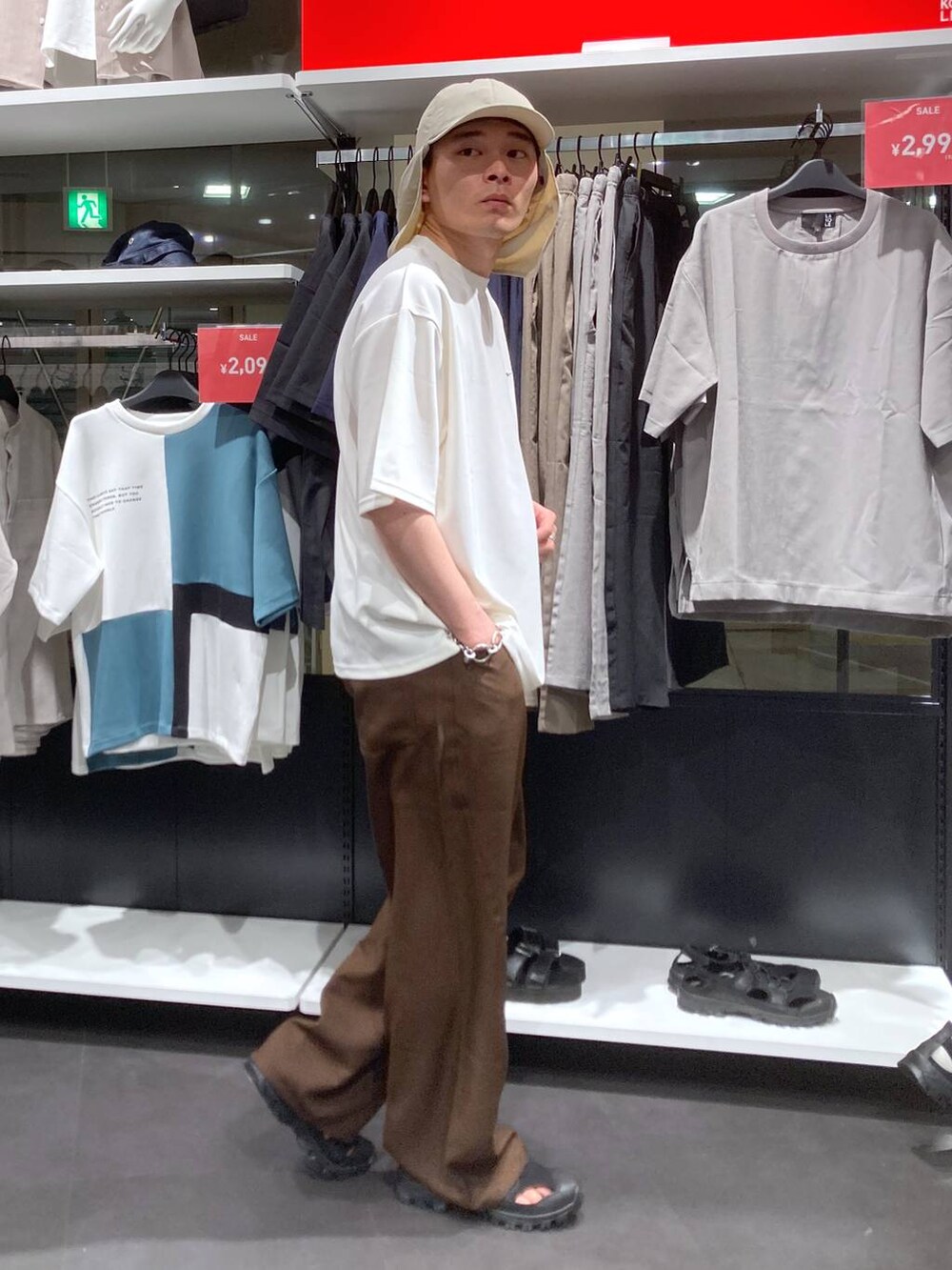 ブラック系のサンダル、ホワイト系のTシャツ/カットソー、ブラウン系のその他パンツを着用したメンズの夏コーディネートの4枚目の写真