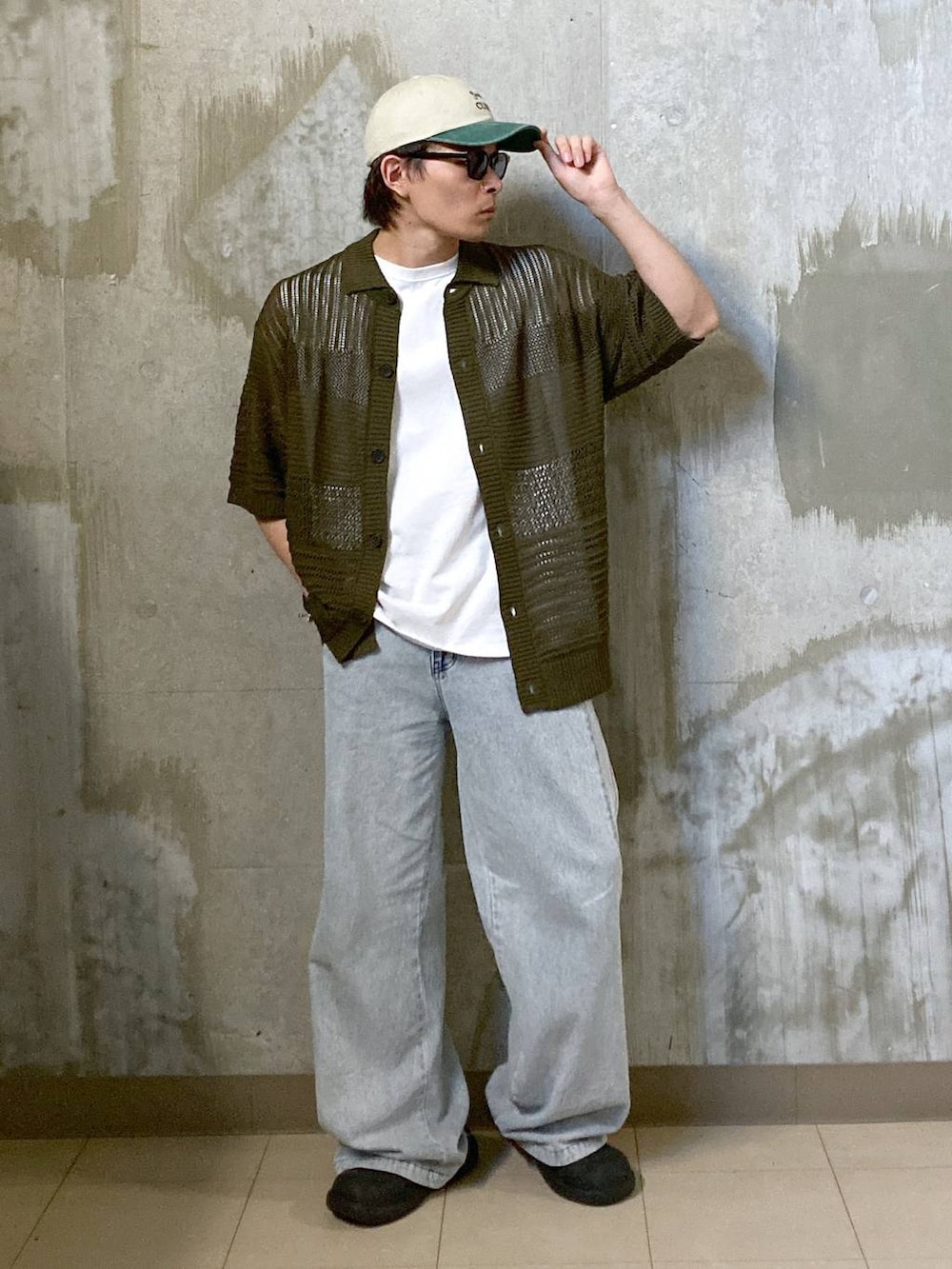 ホワイト系のTシャツ/カットソー、グリーン系のニット/セーター、ブラック系のサングラスを着用したメンズの夏コーディネートの4枚目の写真