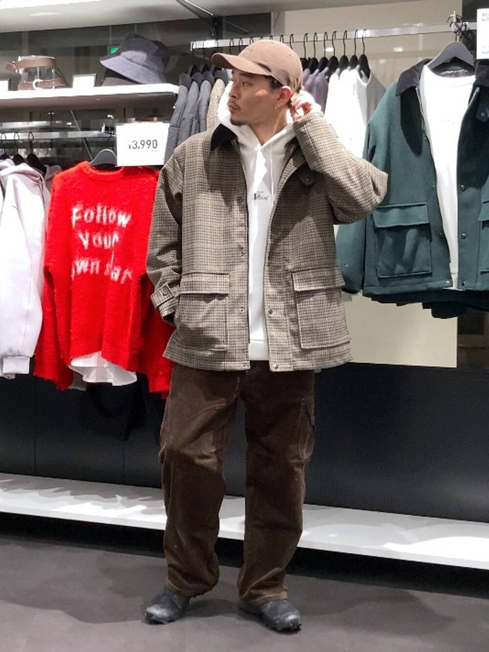 ベージュ系のブルゾン、ブラウン系のその他パンツ、ホワイト系のパーカーを着用したメンズの秋コーディネートの6枚目の写真