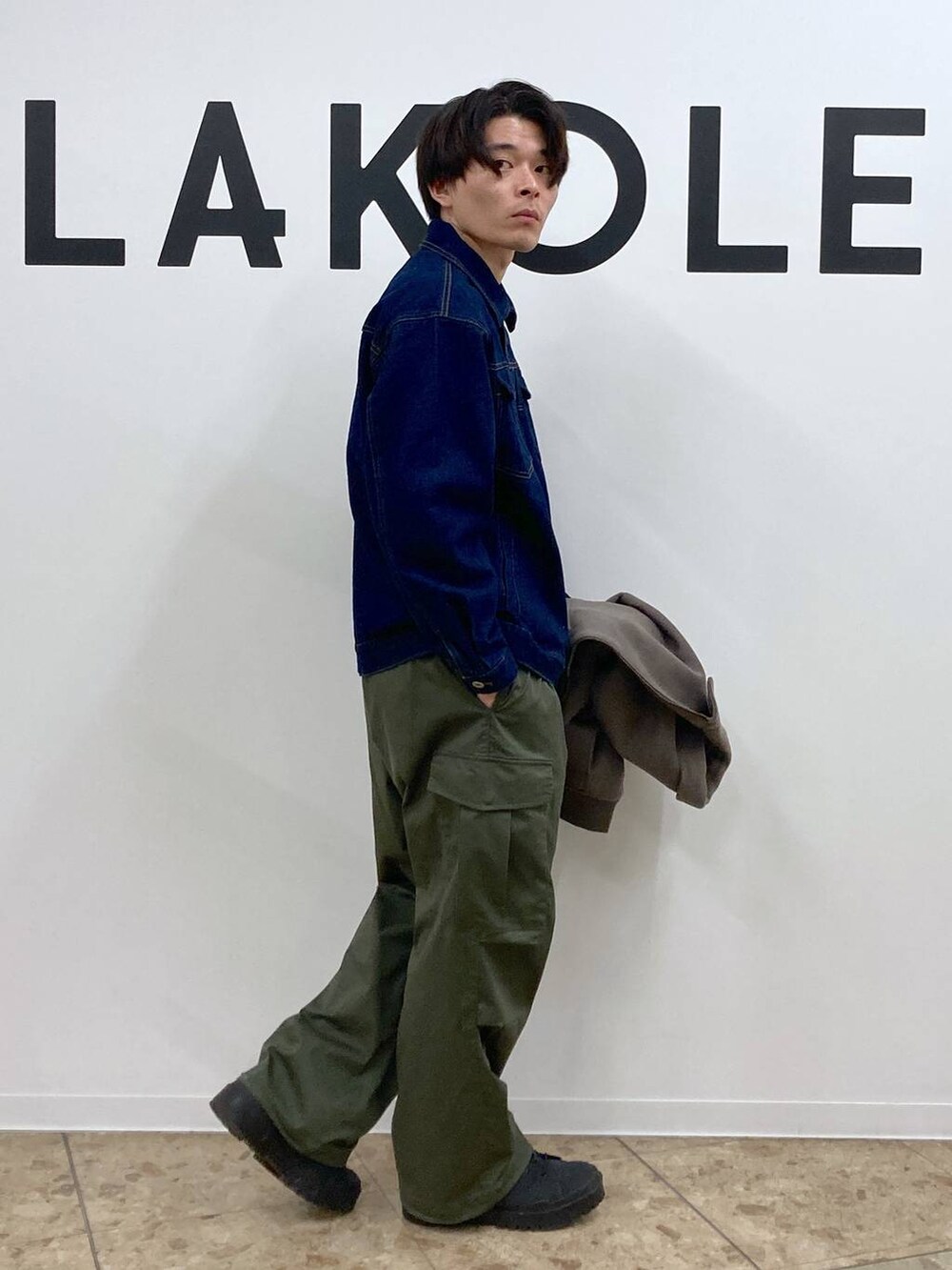 グリーン系のカーゴパンツ、ブラウン系のブルゾン、ブルー系のデニムジャケットを着用したメンズの冬コーディネートの8枚目の写真