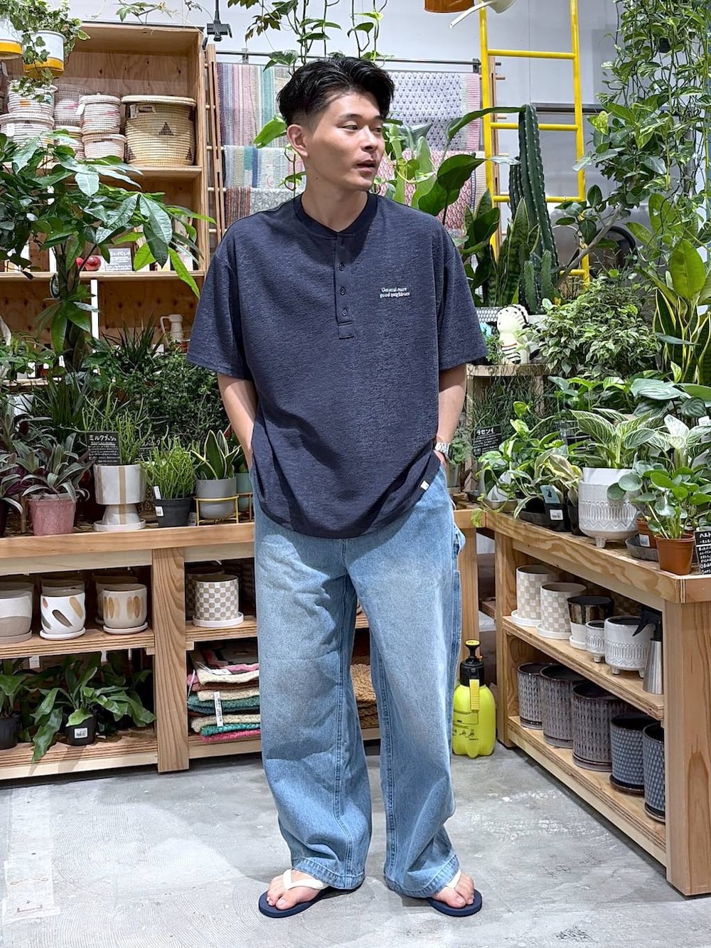 ブルー系のTシャツ/カットソー、ブルー系のデニムパンツ、ブルー系のサンダルを着用したメンズの夏コーディネートの6枚目の写真