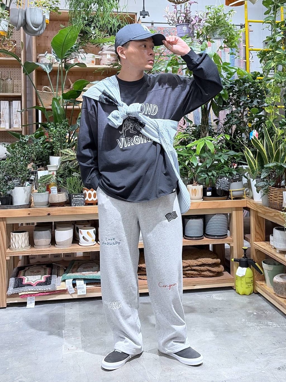 ブルー系のシャツ/ブラウス、グレー系のスウェットパンツ、ブラック系のTシャツ/カットソーを着用したメンズの秋コーディネートの5枚目の写真