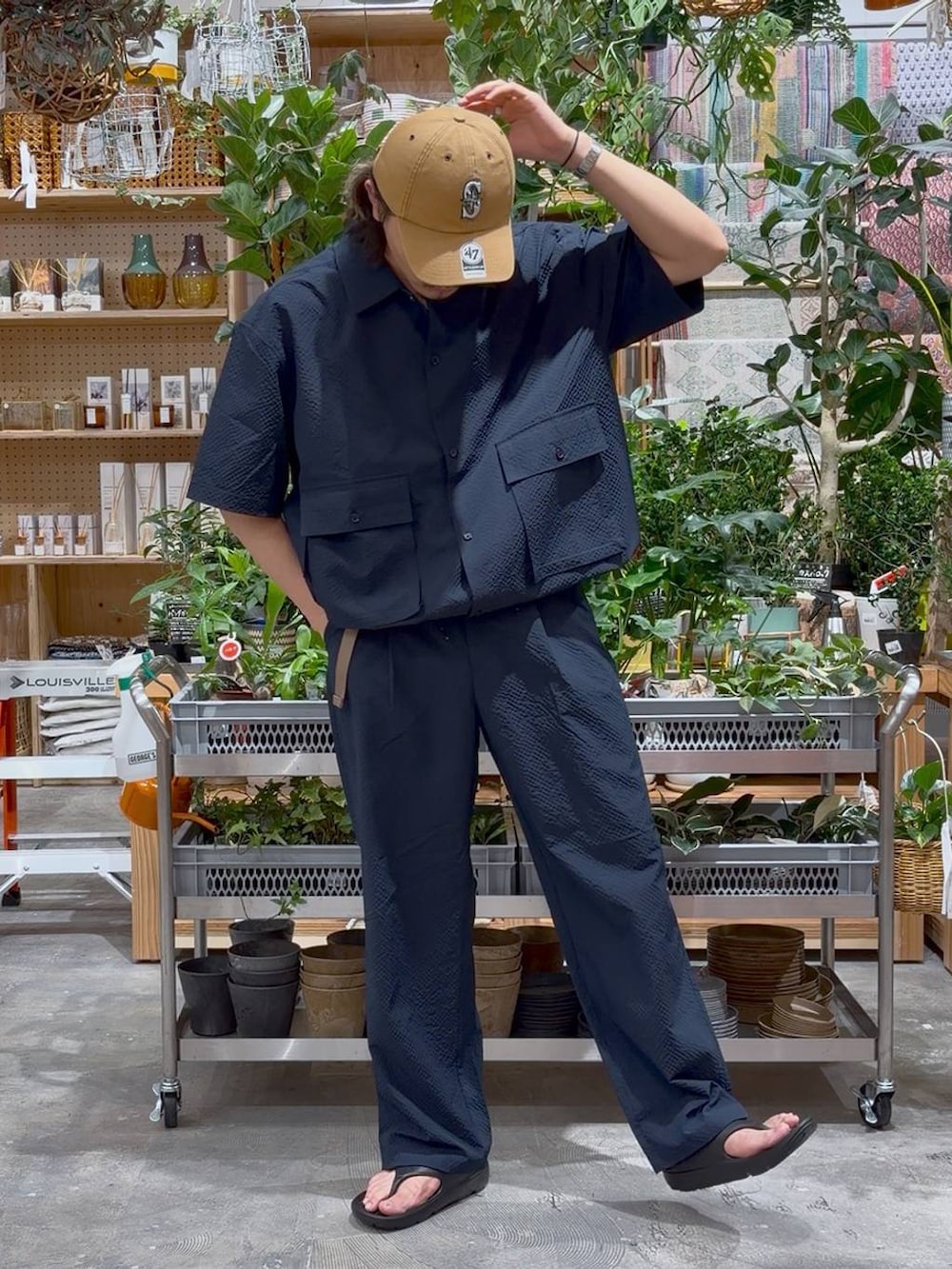 ブルー系のその他パンツ、ブルー系のシャツ/ブラウス、ブラック系のサンダルを着用したメンズの夏コーディネートの9枚目の写真
