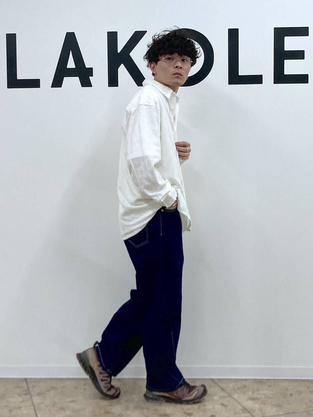 ホワイト系のシャツ/ブラウス、ホワイト系のTシャツ/カットソー、その他のサングラスを着用したメンズの春コーディネートの4枚目の写真