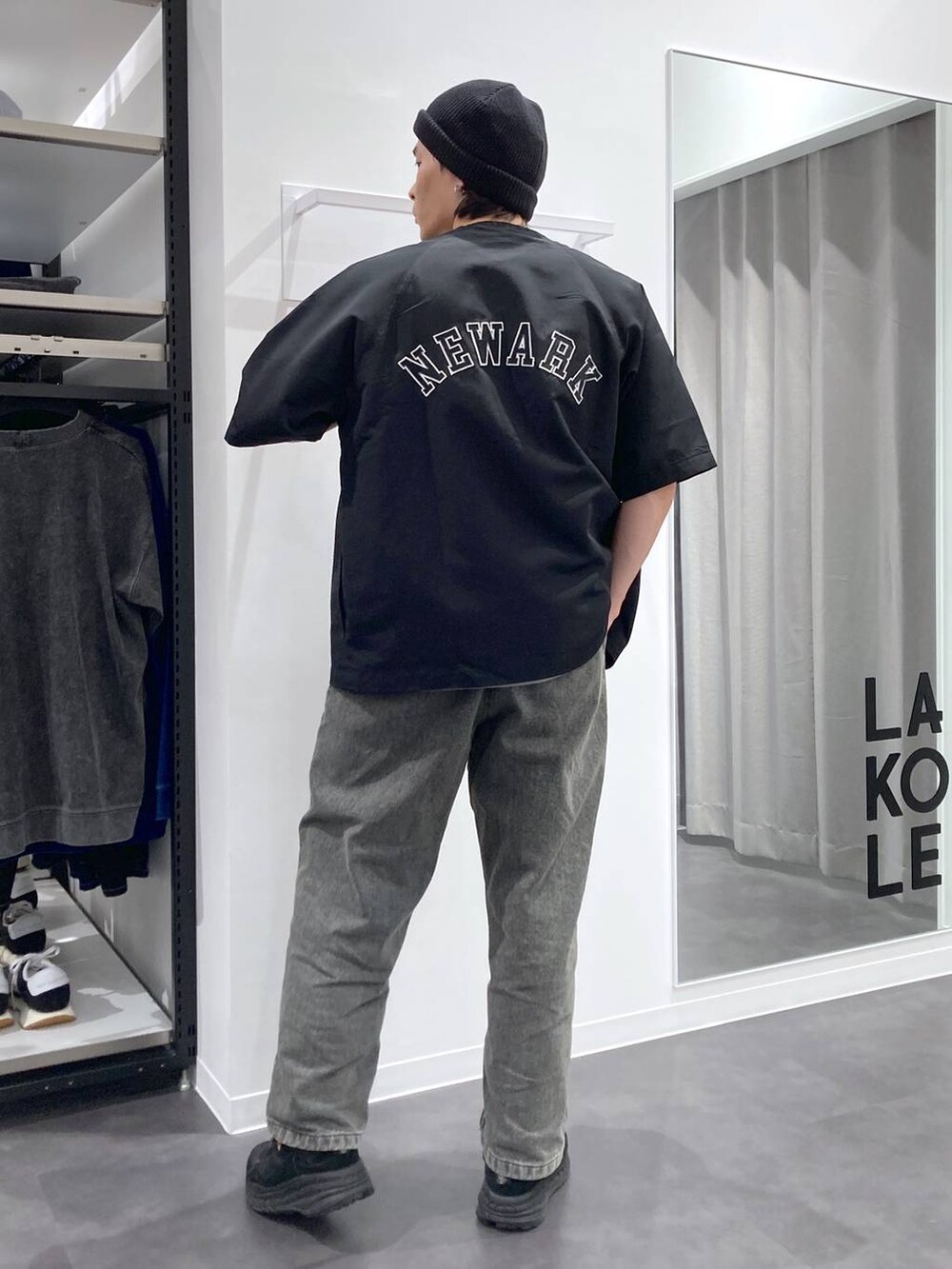 ブラック系のシャツ/ブラウス、グリーン系のデニムパンツ、グレー系のTシャツ/カットソーを着用したメンズの春コーディネートの2枚目の写真