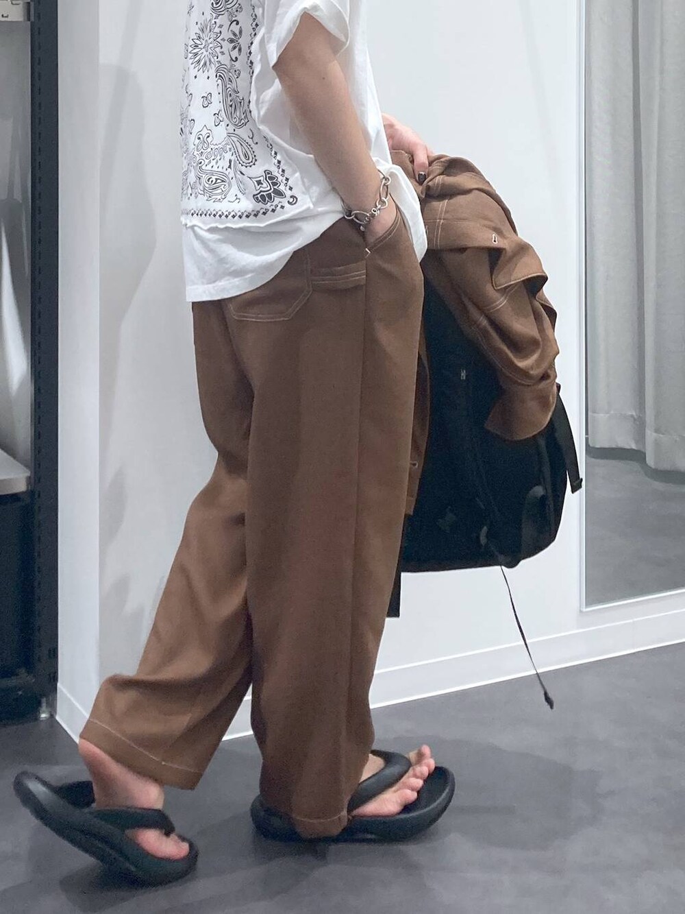 ブラック系のサンダル、ブラウン系のシャツ/ブラウス、ホワイト系のTシャツ/カットソーを着用したメンズの夏コーディネートの9枚目の写真