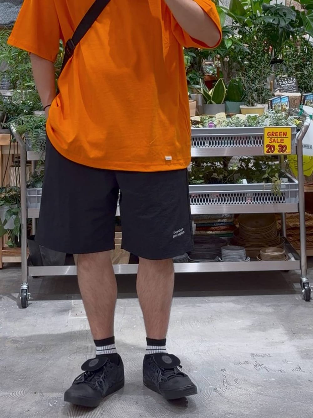 ブラック系のエコバッグ/サブバッグ、ブラック系のその他パンツを着用したメンズの夏コーディネートの6枚目の写真