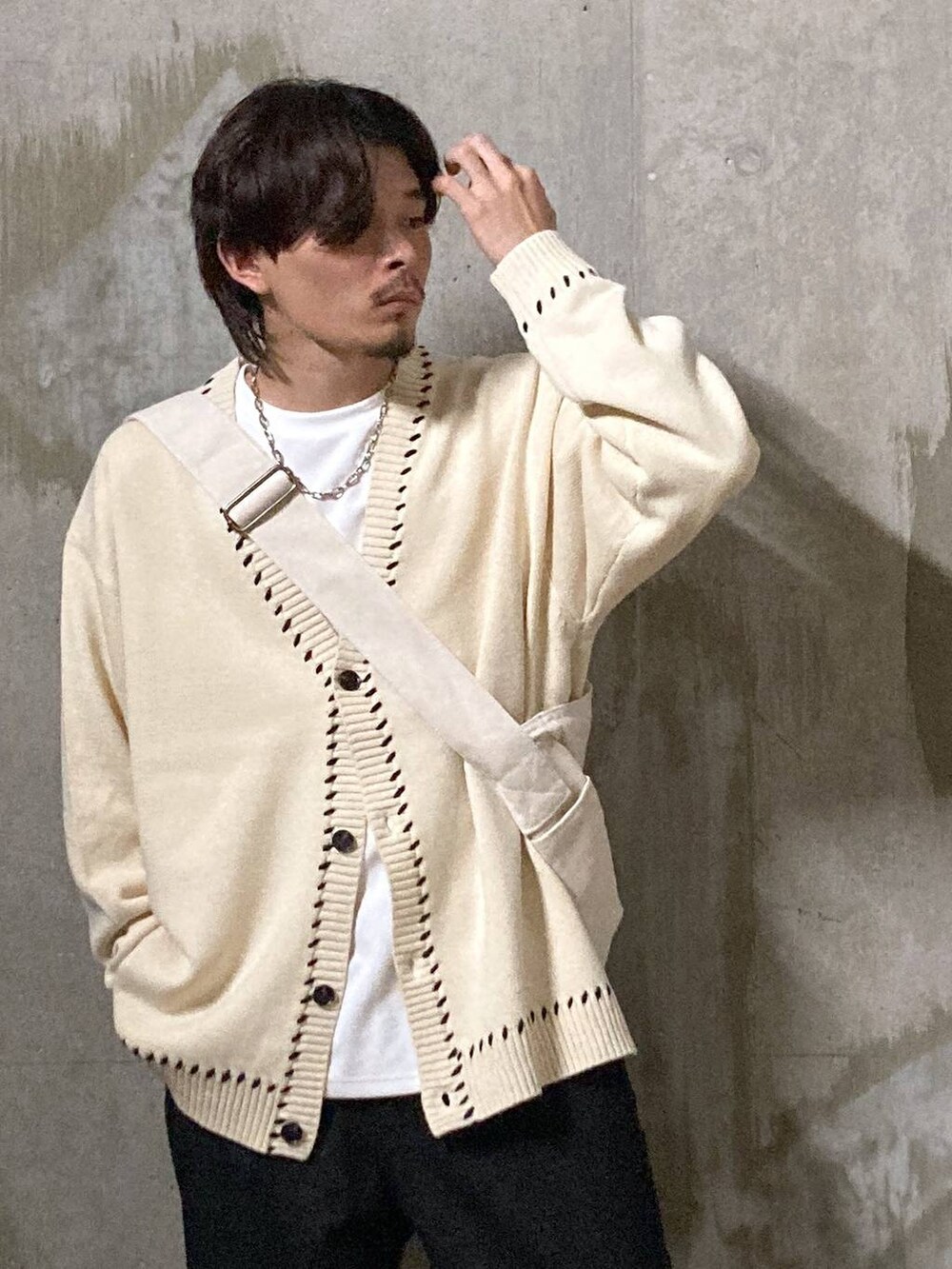 ベージュ系のショルダーバッグ、ホワイト系のカーディガン/ボレロ、ホワイト系のTシャツ/カットソーを着用したメンズの秋コーディネートの7枚目の写真