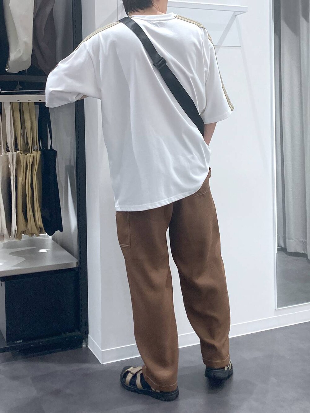 ブラウン系のその他パンツ、ベージュ系のショルダーバッグ、ベージュ系のサンダルを着用したメンズの夏コーディネートの2枚目の写真