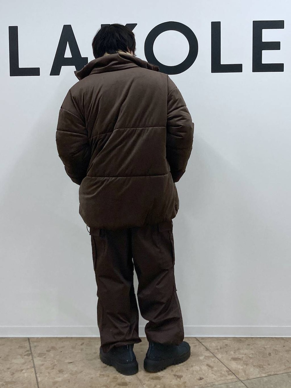 ベージュ系のニット/セーター、ブラウン系のカーゴパンツ、ブラウン系のブルゾンを着用したメンズの冬コーディネートの2枚目の写真