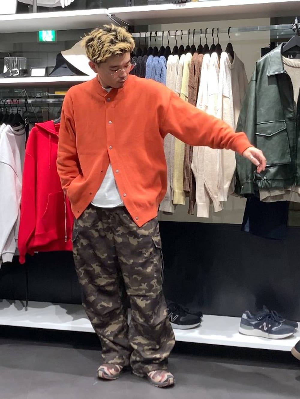 オレンジ系のカーディガン/ボレロ、グリーン系のその他パンツを着用したメンズの秋コーディネートの6枚目の写真