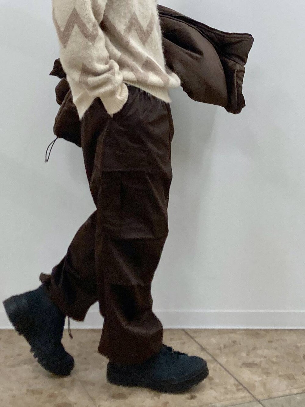 ベージュ系のニット/セーター、ブラウン系のカーゴパンツ、ブラウン系のブルゾンを着用したメンズの冬コーディネートの9枚目の写真