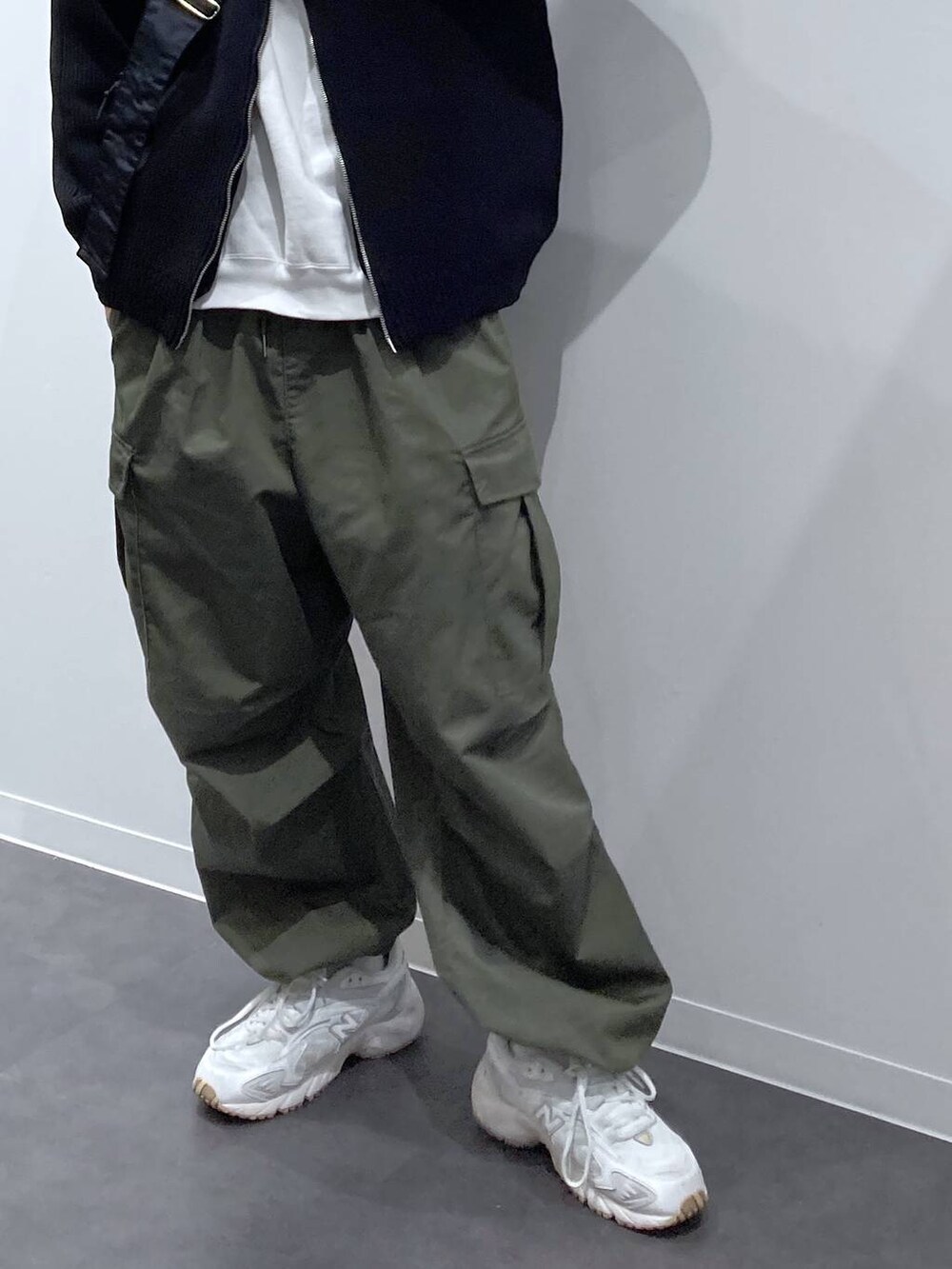 ホワイト系のスニーカー、ホワイト系のスウェット、グリーン系のカーゴパンツを着用したメンズの秋コーディネートの7枚目の写真