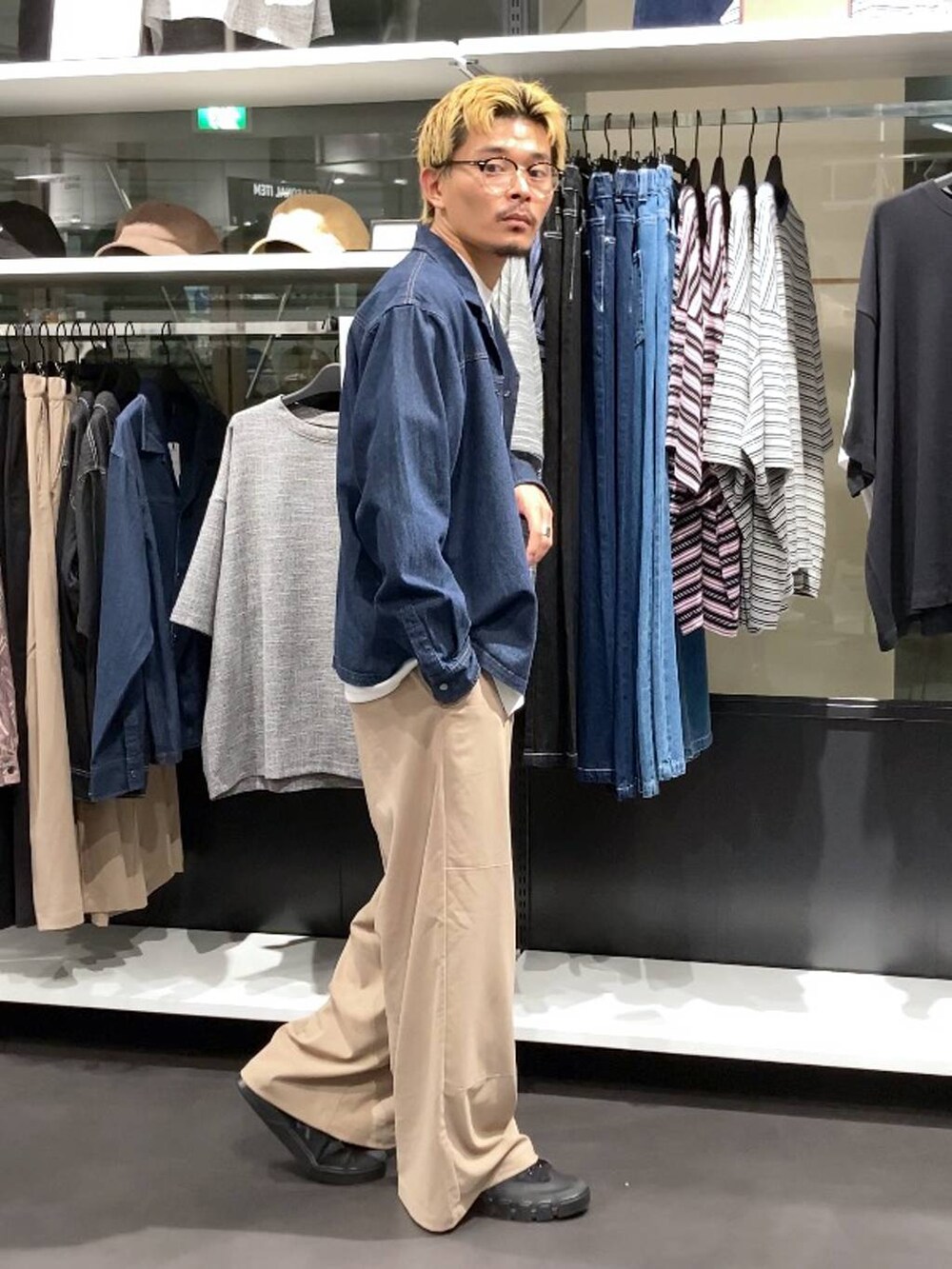 ベージュ系のその他パンツ、ブルー系のシャツ/ブラウス、ホワイト系のTシャツ/カットソーを着用したメンズの秋コーディネートの4枚目の写真