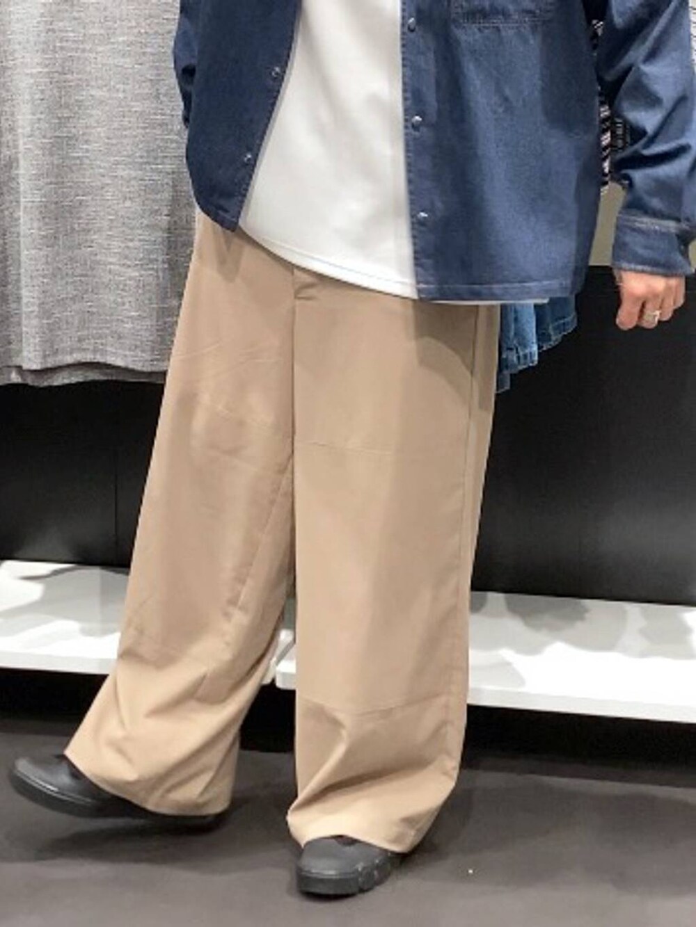 ベージュ系のその他パンツ、ブルー系のシャツ/ブラウス、ホワイト系のTシャツ/カットソーを着用したメンズの秋コーディネートの9枚目の写真