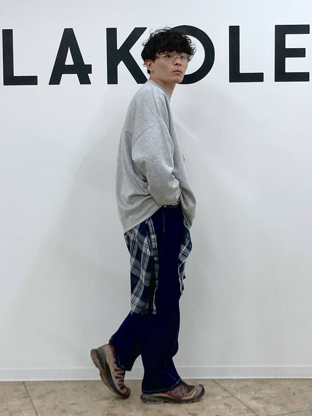 グレー系のTシャツ/カットソー、ホワイト系のボディバッグ/ウエストポーチ、ブルー系のシャツ/ブラウスを着用したメンズの春コーディネートの7枚目の写真