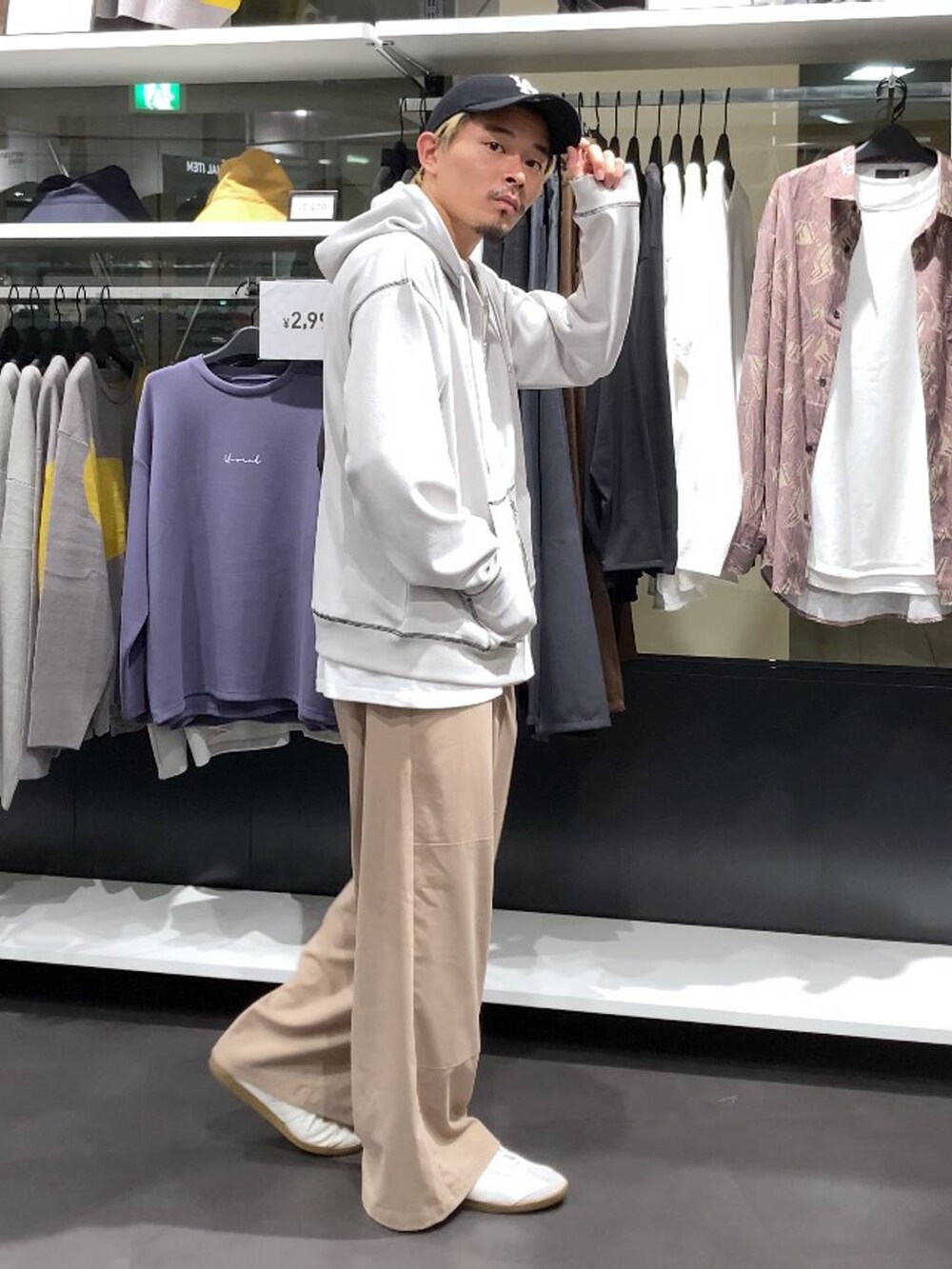 ホワイト系のTシャツ/カットソー、ベージュ系のその他パンツ、グレー系のパーカーを着用したメンズの秋コーディネートの4枚目の写真