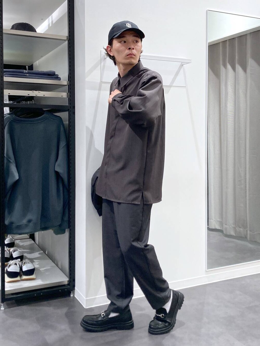 ブラック系のローファー、グレー系のテーラードジャケット、グレー系のシャツ/ブラウスを着用したメンズの春コーディネートの6枚目の写真