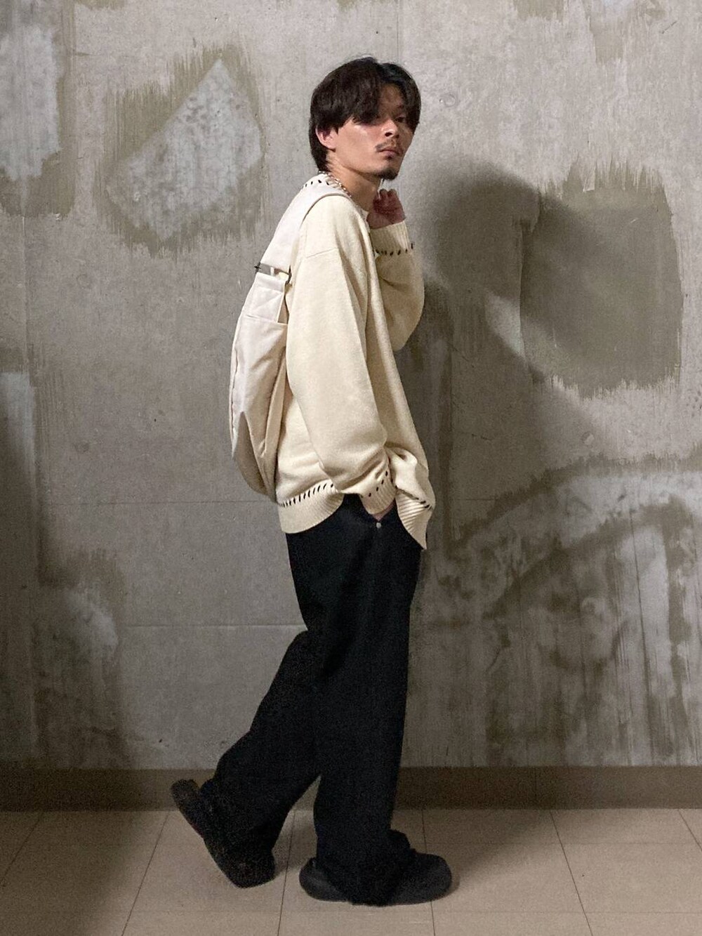 ベージュ系のショルダーバッグ、ホワイト系のカーディガン/ボレロ、ホワイト系のTシャツ/カットソーを着用したメンズの秋コーディネートの4枚目の写真