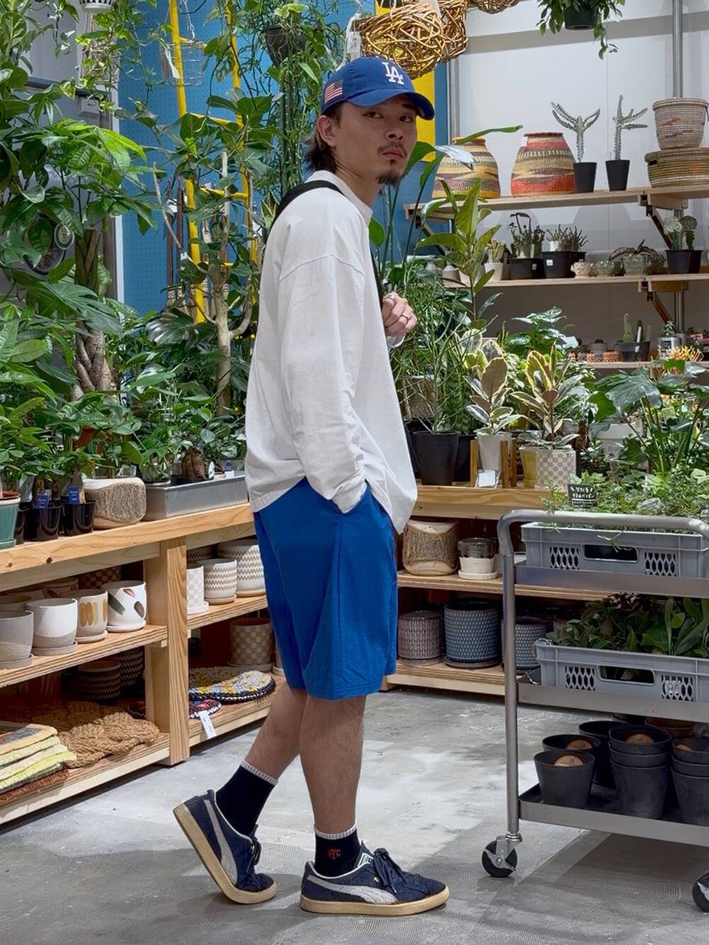 ブラック系のエコバッグ/サブバッグ、ホワイト系のTシャツ/カットソー、ブルー系のその他パンツを着用したメンズの春コーディネートの4枚目の写真