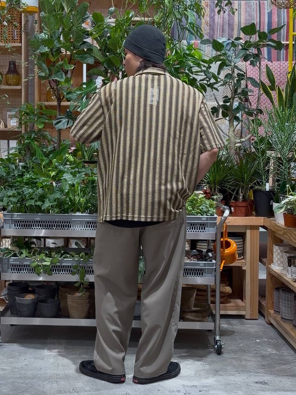 ベージュ系のその他パンツ、ブラック系のタンクトップ、ベージュ系のシャツ/ブラウスを着用したメンズの春コーディネートの2枚目の写真