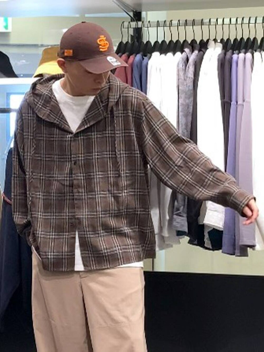 ホワイト系のTシャツ/カットソー、ベージュ系のその他パンツ、ブラウン系のシャツ/ブラウスを着用したメンズの秋コーディネートの5枚目の写真