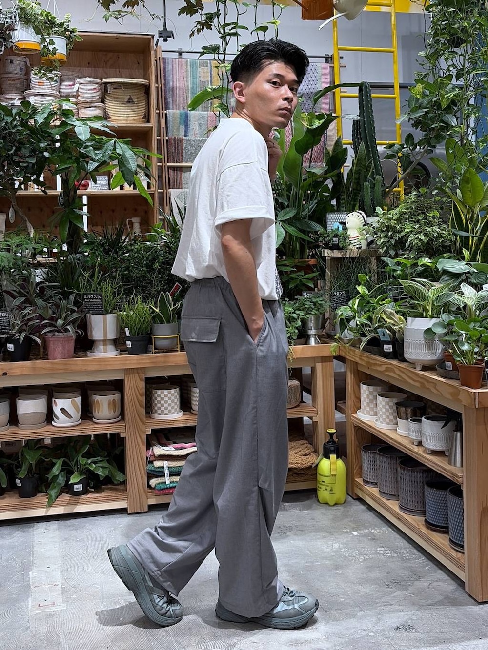 グレー系のスラックス、ホワイト系のTシャツ/カットソーを着用したメンズの夏コーディネートの4枚目の写真