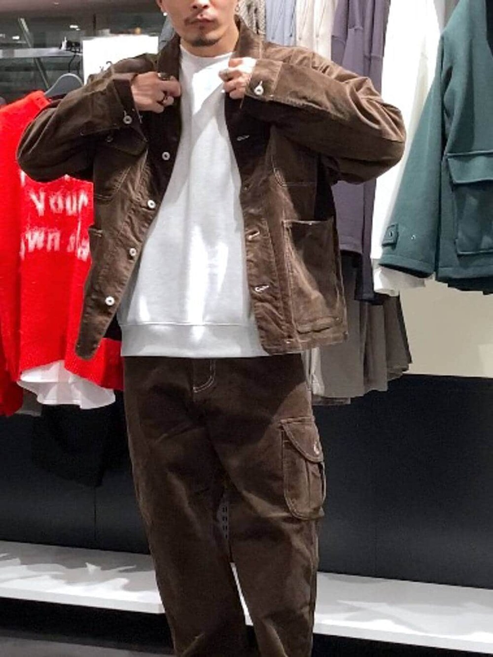 ブラウン系のその他パンツ、グレー系のスウェット、ブラウン系のブルゾンを着用したメンズの秋コーディネートの6枚目の写真