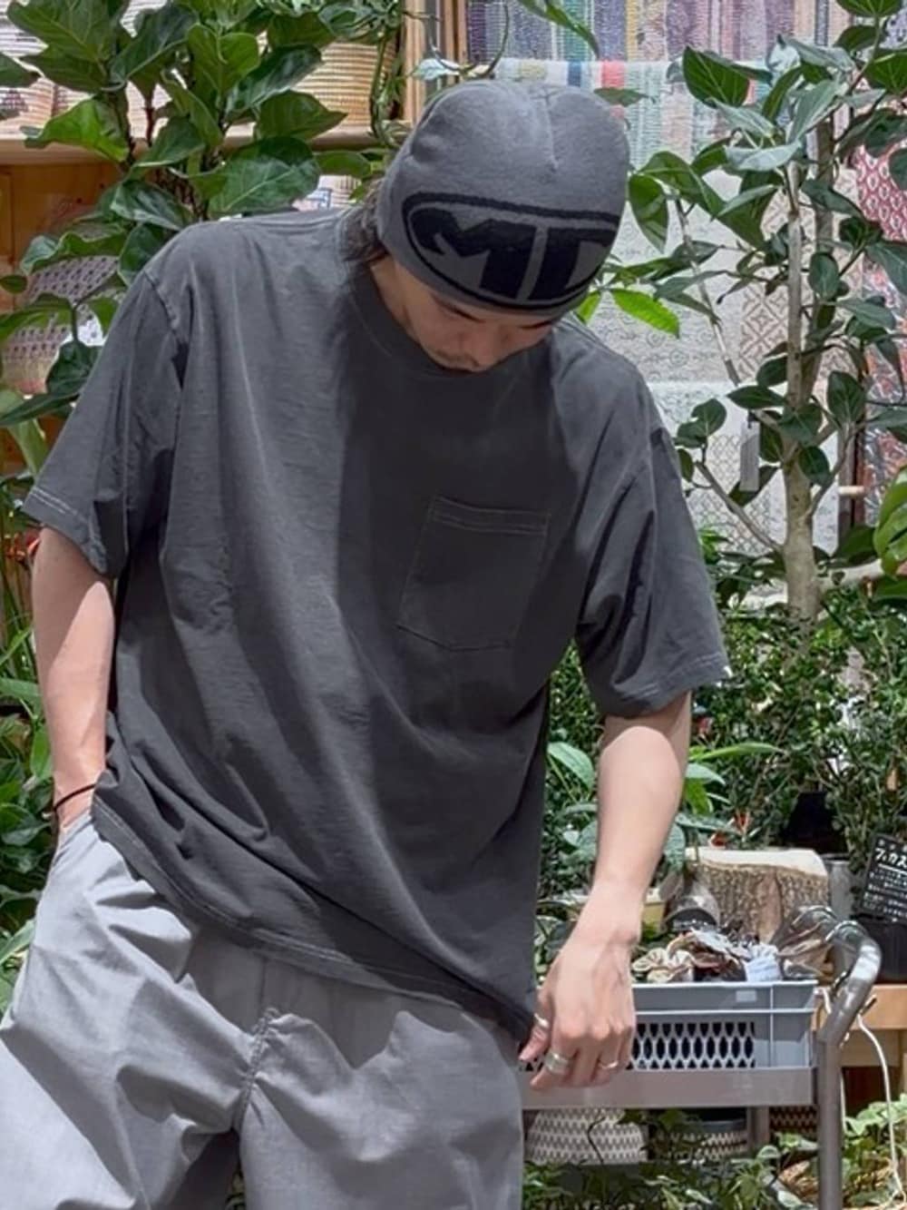グレー系のスラックス、ブラック系のTシャツ/カットソーを着用したメンズの夏コーディネートの6枚目の写真