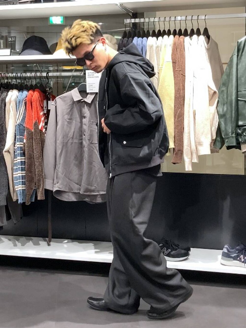 ブラック系のTシャツ/カットソー、ブラック系のスラックス、ブラック系のその他アウターを着用したメンズの秋コーディネートの4枚目の写真