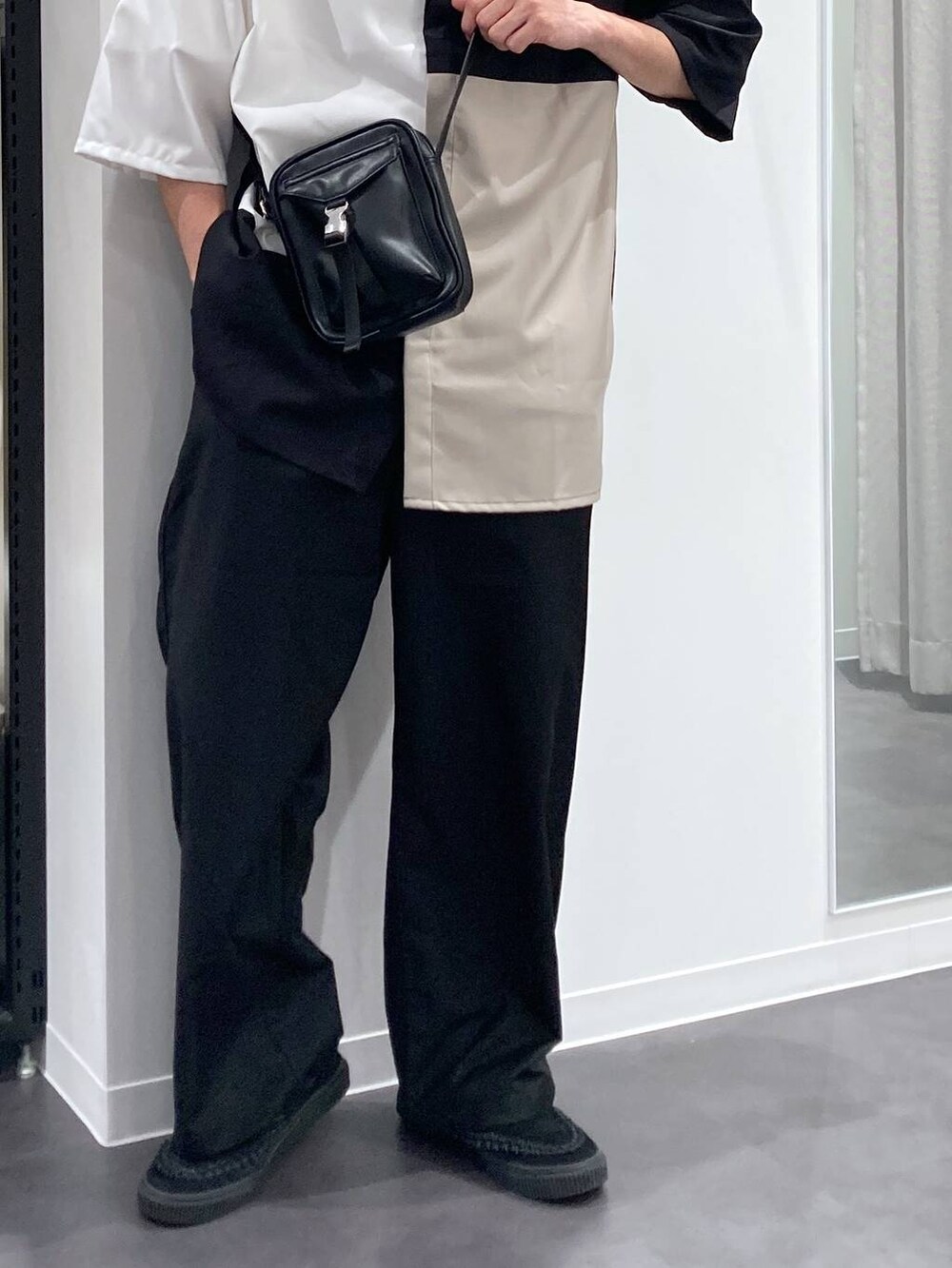 ブラック系のその他パンツ、ベージュ系のシャツ/ブラウス、ブラック系のショルダーバッグを着用したメンズの夏コーディネートの5枚目の写真