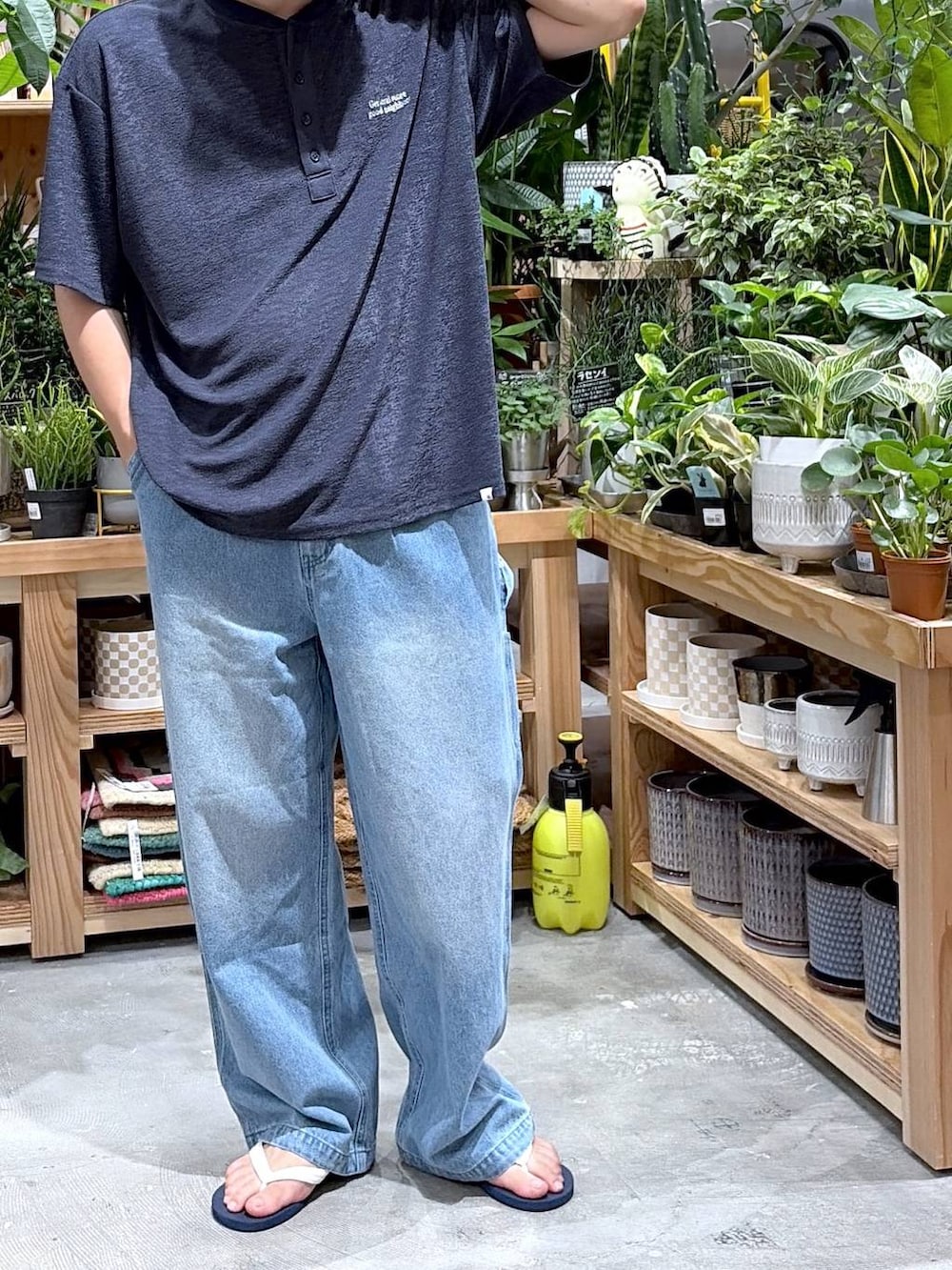 ブルー系のTシャツ/カットソー、ブルー系のデニムパンツ、ブルー系のサンダルを着用したメンズの夏コーディネートの7枚目の写真
