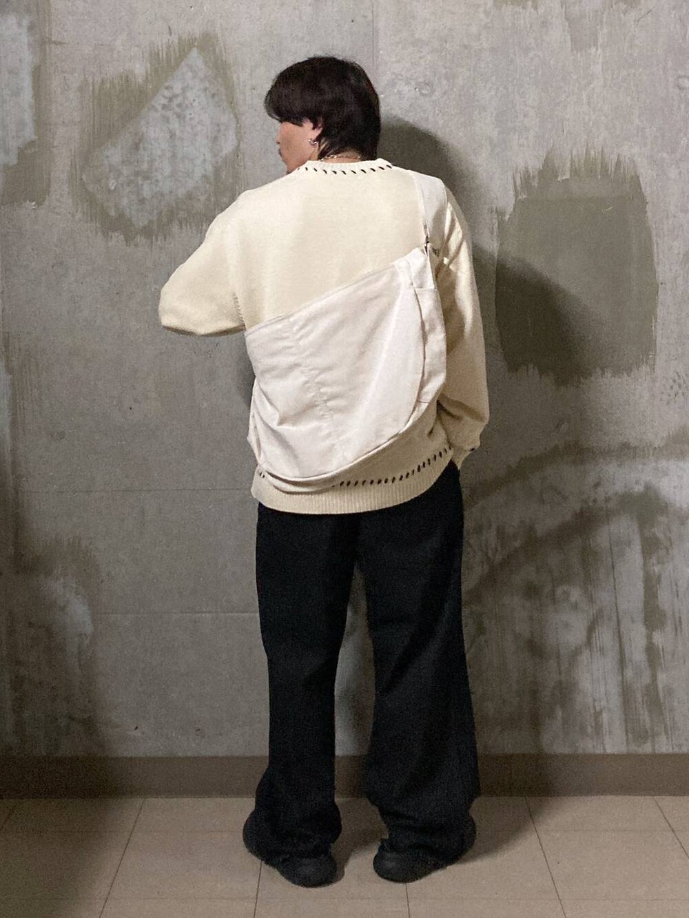 ベージュ系のショルダーバッグ、ホワイト系のカーディガン/ボレロ、ホワイト系のTシャツ/カットソーを着用したメンズの秋コーディネートの2枚目の写真