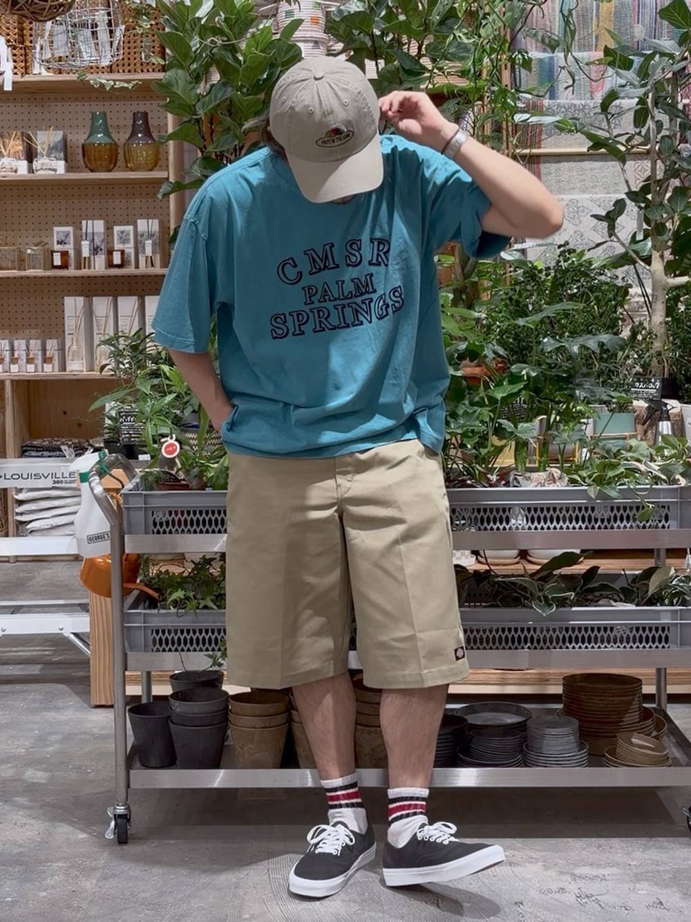 グリーン系のTシャツ/カットソー、ブルー系のスポーツグッズ、ベージュ系のキャップを着用したメンズの夏コーディネートの5枚目の写真