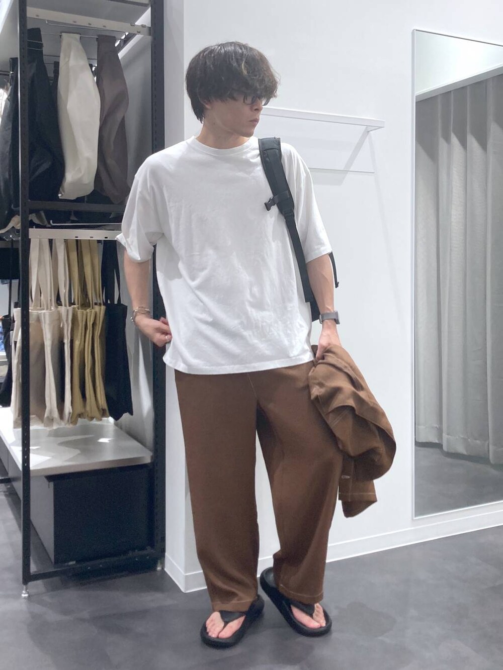 ブラック系のサンダル、ブラウン系のシャツ/ブラウス、ホワイト系のTシャツ/カットソーを着用したメンズの夏コーディネートの5枚目の写真