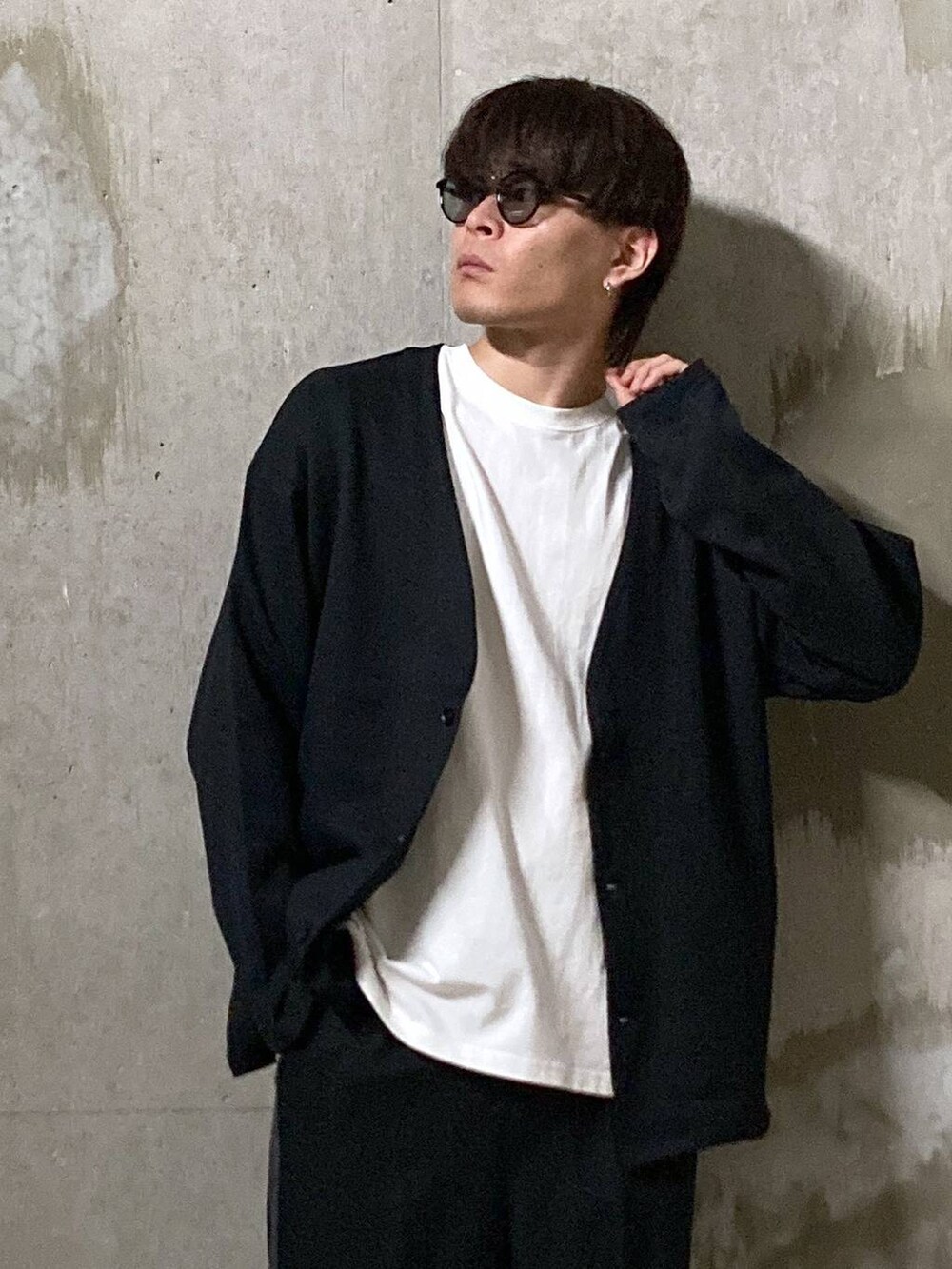 ホワイト系のTシャツ/カットソー、ブラック系のその他パンツ、ブラック系のカーディガン/ボレロを着用したメンズの夏コーディネートの5枚目の写真