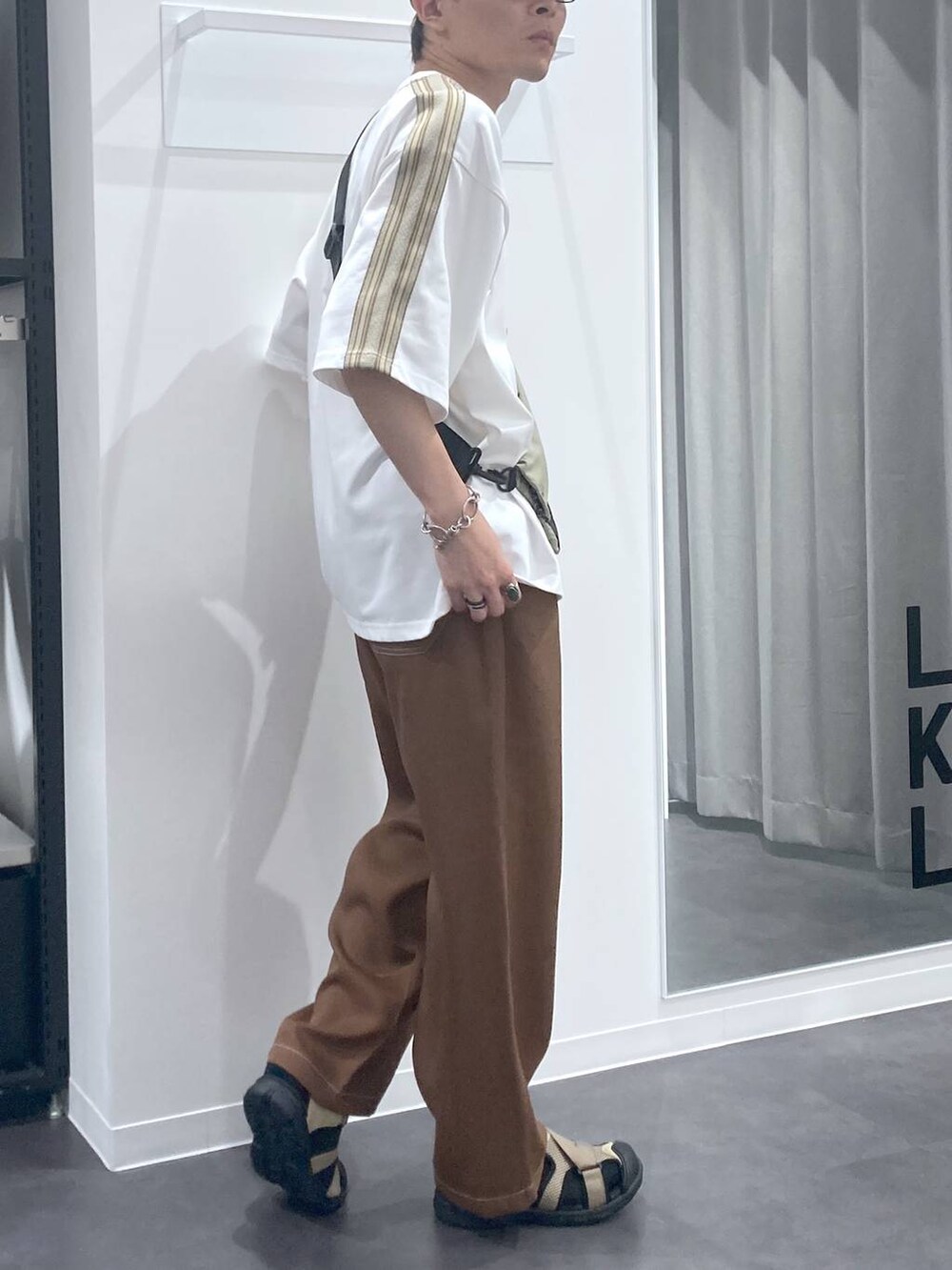 ブラウン系のその他パンツ、ベージュ系のショルダーバッグ、ベージュ系のサンダルを着用したメンズの夏コーディネートの4枚目の写真