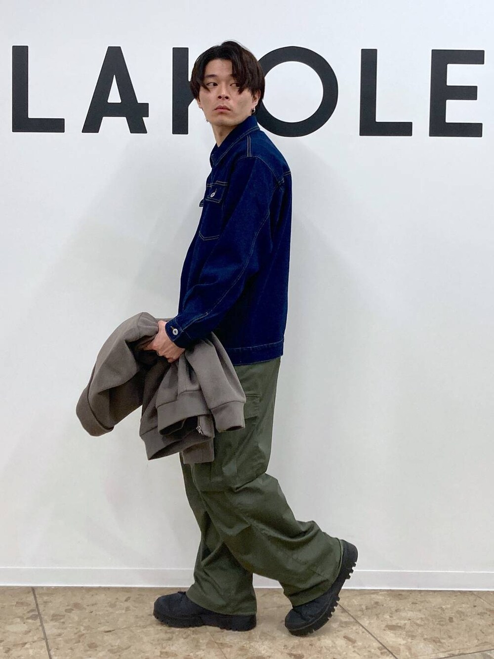 グリーン系のカーゴパンツ、ブラウン系のブルゾン、ブルー系のデニムジャケットを着用したメンズの冬コーディネートの7枚目の写真