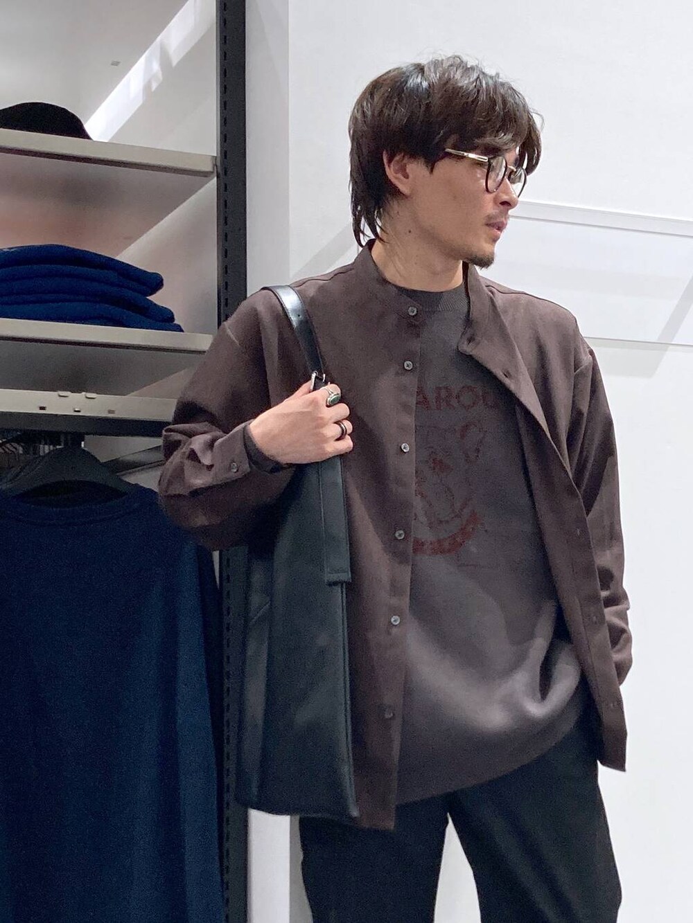 ブラック系のその他パンツ、ブラック系のトートバッグ、ブラック系のローファーを着用したメンズの秋コーディネートの6枚目の写真