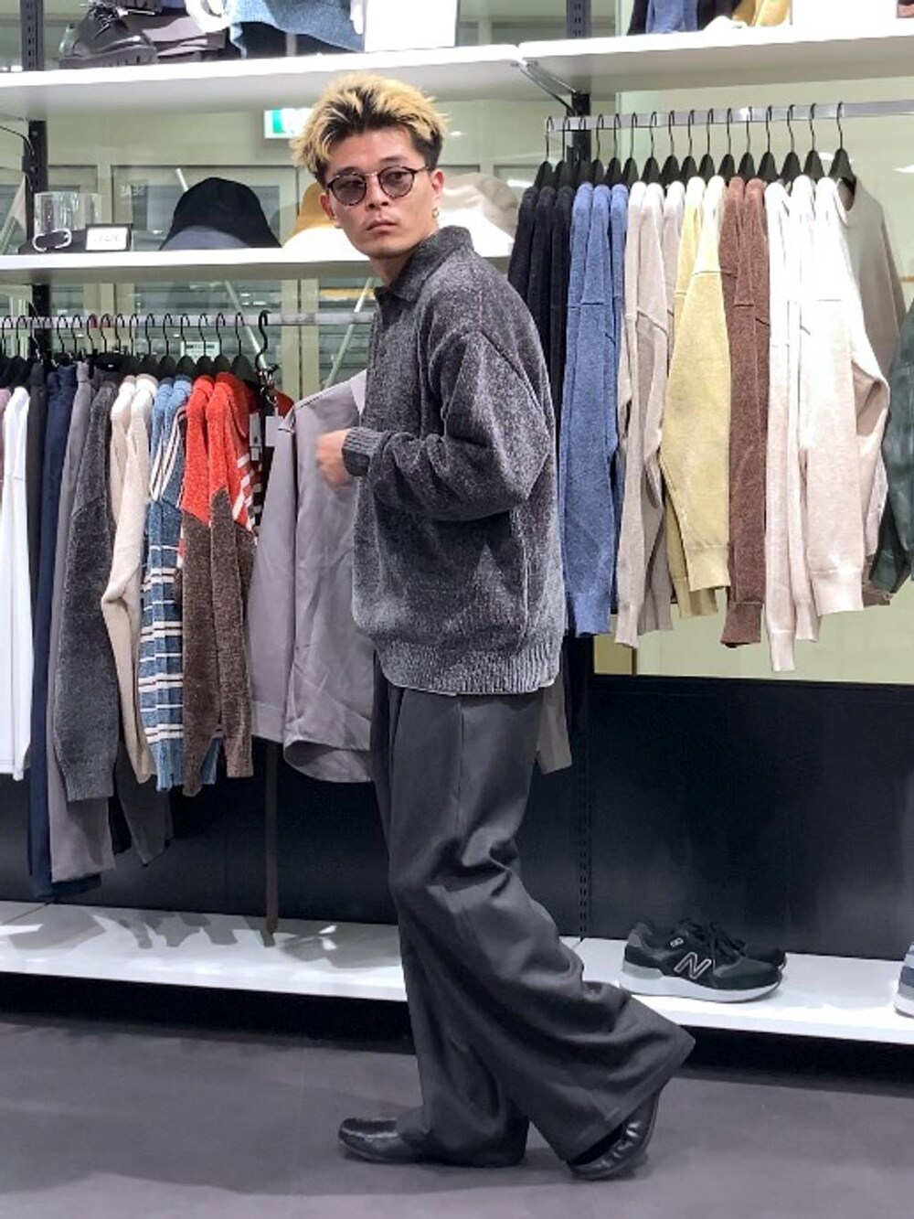 ホワイト系のTシャツ/カットソー、グレー系のニット/セーター、ブラック系のスラックスを着用したメンズの秋コーディネートの3枚目の写真