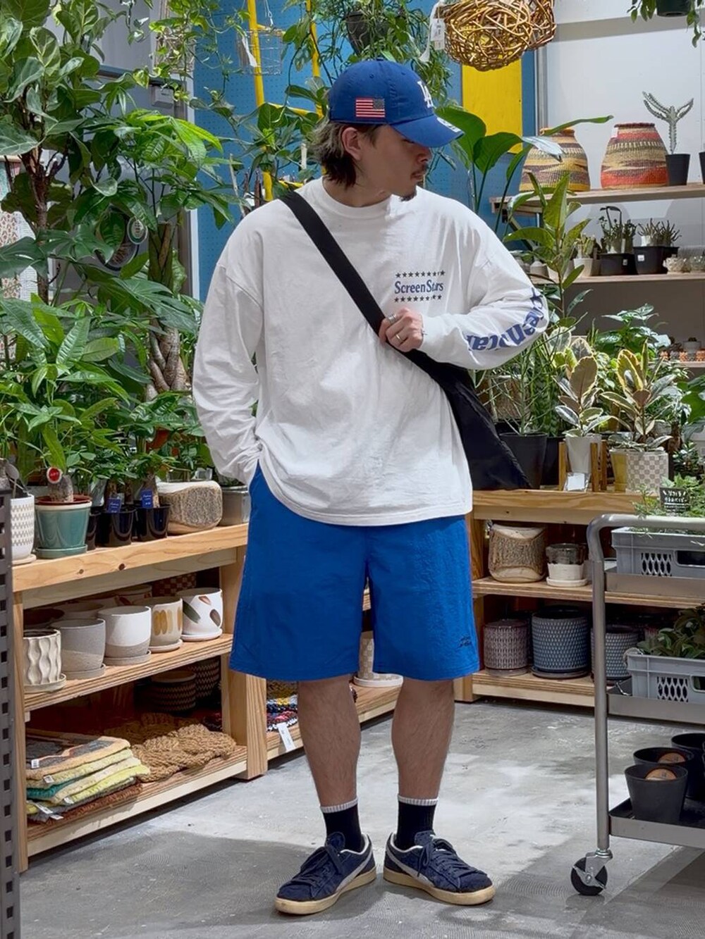 ブラック系のエコバッグ/サブバッグ、ホワイト系のTシャツ/カットソー、ブルー系のその他パンツを着用したメンズの春コーディネートの7枚目の写真