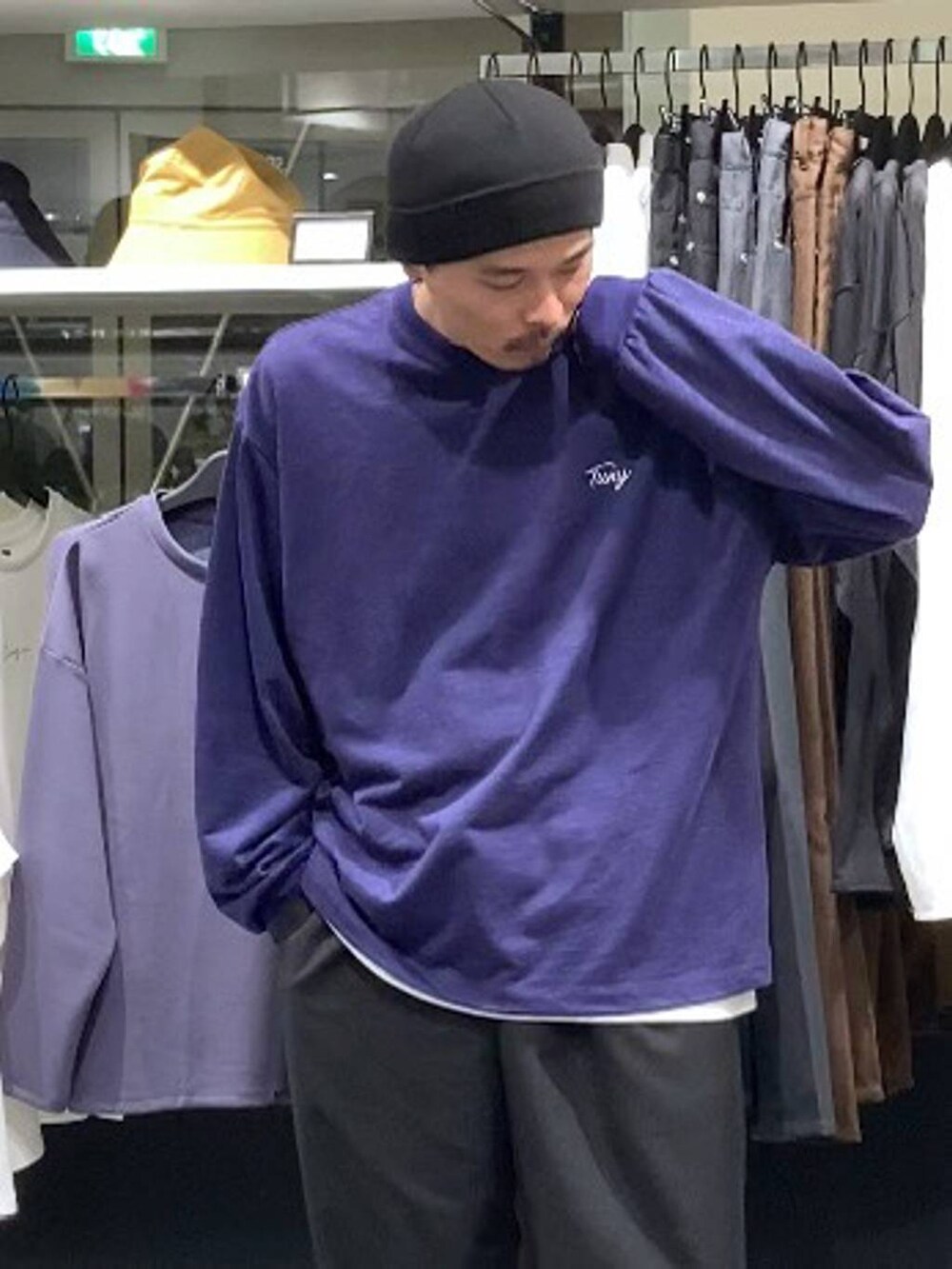 ホワイト系のTシャツ/カットソー、ブラック系のその他パンツ、ブラック系のニットキャップ/ビーニーを着用したメンズの秋コーディネートの5枚目の写真