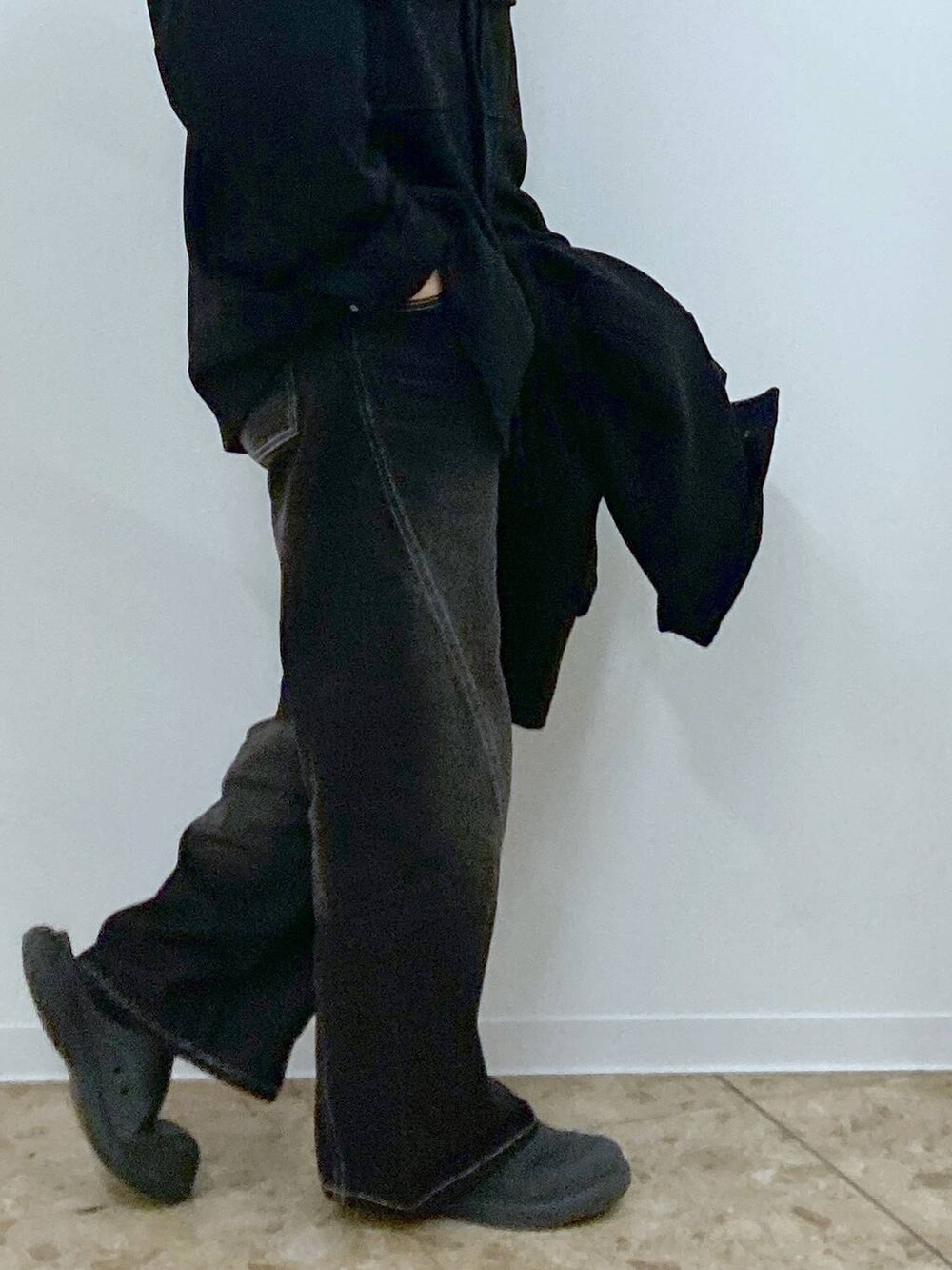 ブラック系のブルゾン、ブラック系のデニムパンツ、ブラック系のブルゾンを着用したメンズの冬コーディネートの9枚目の写真
