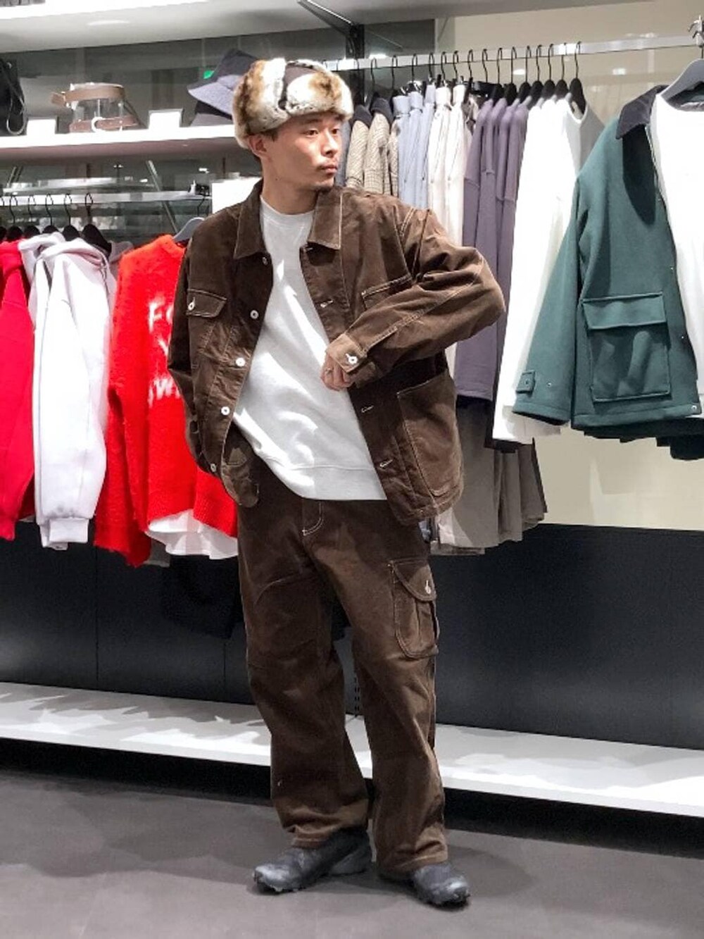 ブラウン系のその他パンツ、グレー系のスウェット、ブラウン系のブルゾンを着用したメンズの秋コーディネートの5枚目の写真