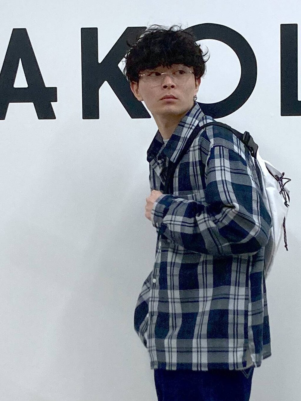 グレー系のTシャツ/カットソー、ホワイト系のボディバッグ/ウエストポーチ、ブルー系のシャツ/ブラウスを着用したメンズの春コーディネートの8枚目の写真