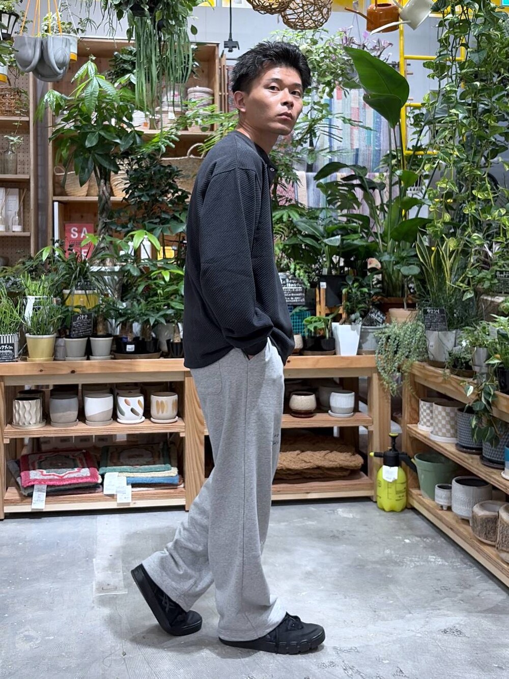 グレー系のスウェットパンツ、グレー系のTシャツ/カットソーを着用したメンズの秋コーディネートの4枚目の写真