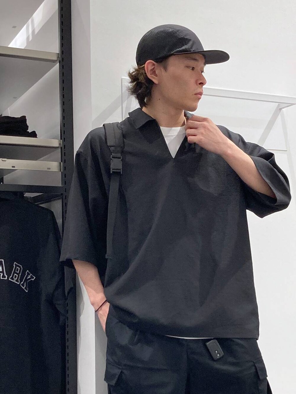 ブラック系のシャツ/ブラウス、ブラック系のローファー、ブラック系のカーゴパンツを着用したメンズの春コーディネートの7枚目の写真