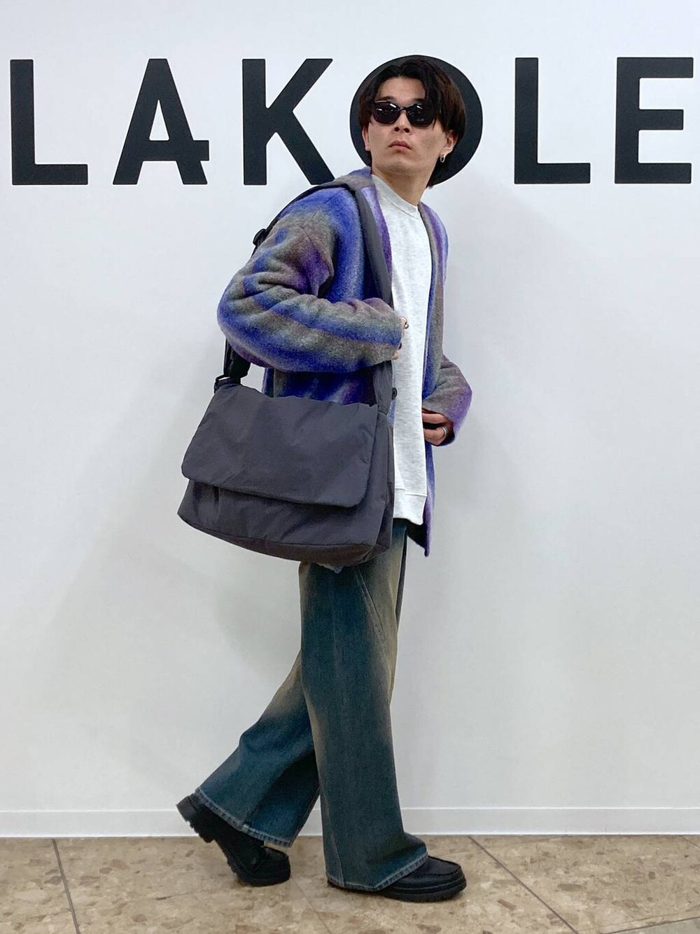 ブルー系のデニムパンツ、パープル系のカーディガン/ボレロ、グレー系のスウェットを着用したメンズの冬コーディネートの4枚目の写真